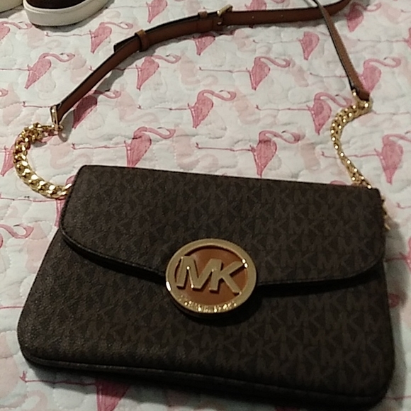 Michael Kors Handbags - Nwot Michael Kors crossbody.  Firm price. Read. 1 day sale. Very nice